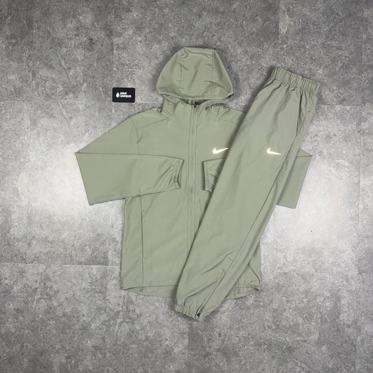 Nike Dri-Fit Form Windrunner Jacket Khaki & Khaki Nike Challenger Pants Set